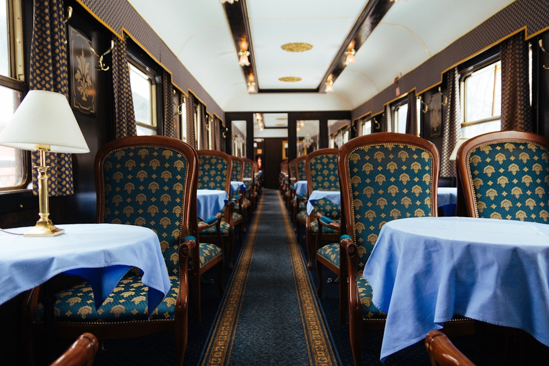 découvrez le mystère captivant de 'meurtre sur l'orient-express', un classique du roman policier où le célèbre détective hercule poirot enquête à bord du légendaire train.