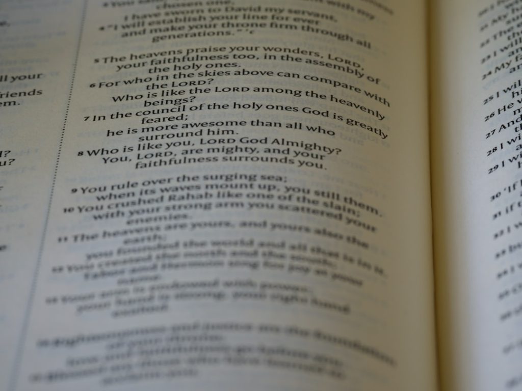 explorez les dilemmes moraux liés à l'intelligence artificielle et comprenez les enjeux éthiques dans le développement et l'utilisation des technologies ia.