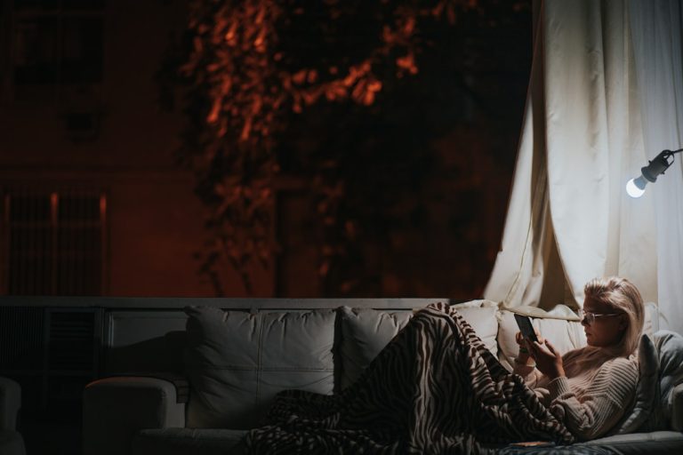 Créer une ambiance romantique pour la lecture grâce à l’éclairage